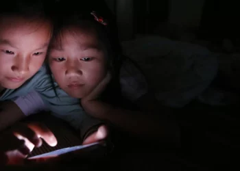 Uso de ecrãs está a comprometer capacidade de comunicação das crianças. O que fazer?