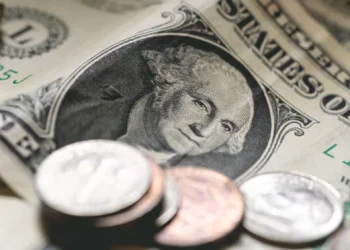 Estrangeiros movimentaram R$ 2,8 tri em ações na B3 em 2025, 62% do total