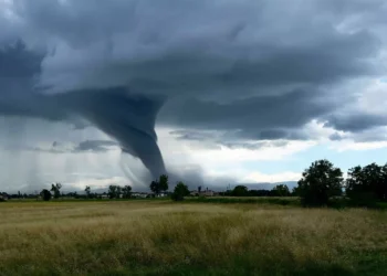 Tornado em São José dos Pinhais atinge 180 km/h