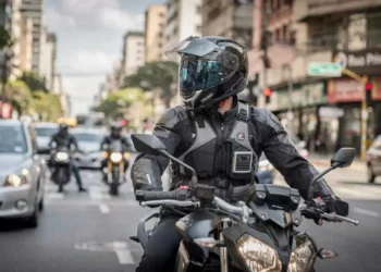 A tecnologia que promete proteger quem anda de moto – especialmente de quedas