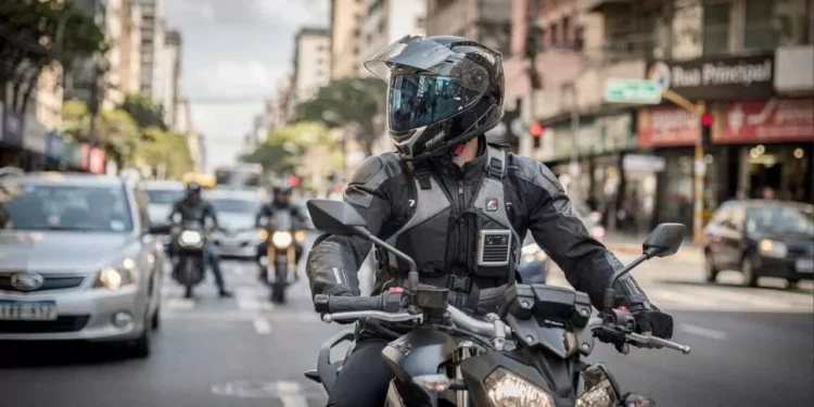 A tecnologia que promete proteger quem anda de moto – especialmente de quedas