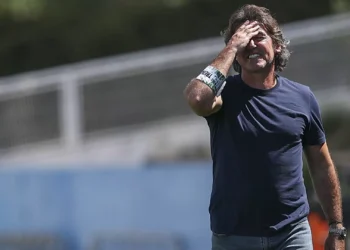 Sá Pinto despedido no Esteghlal