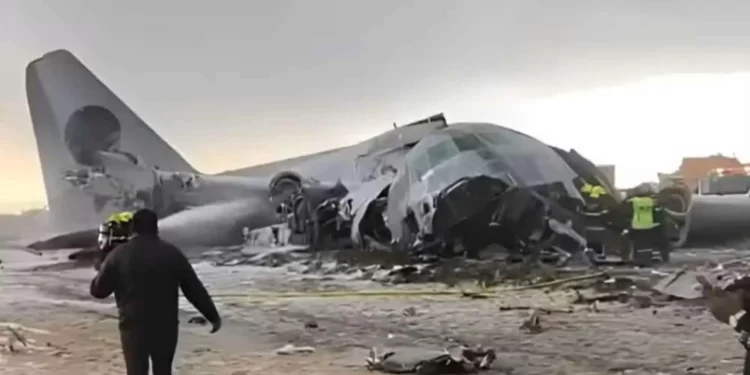 Avião boliviano sai da pista e invade avenida; 15 morrem